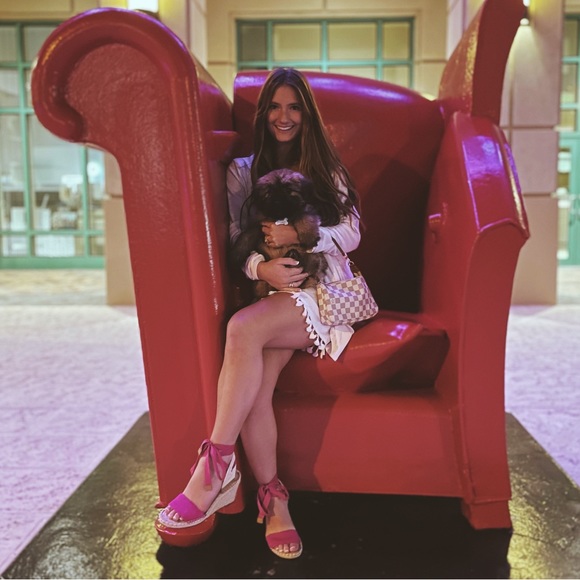 Meet your Posher, Addison - Picture 10 of 12